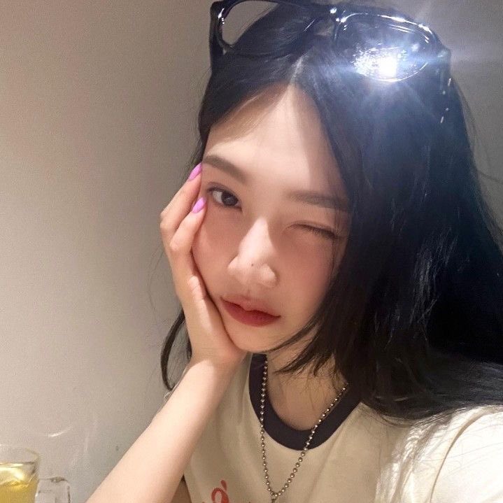 chaerihyun's tweet photo. tuwing umuulan _ #joyri au!
sa lakas ng ulan na hindi tumitigil at ang kagustuhang makabalik na agad sa dorm, joy does the unthinkable; magtanong sa katabi niya ng coins dahil kinulang siya. https://t.co/58fHw95BX0