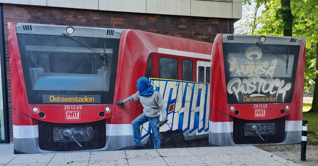 FasziFankurve's tweet photo. Vor der Rostocker Kunsthalle ist dieses Graffiti entstanden. Es ist Teil der Austellung „Rund &amp; eckig – manchmal dreckig“ anlässlich des 60-jährigen Bestehen des FC Hansa Rostock. 📷: @arvid_1965 #ARTunique #FCH #fchansarostock https://t.co/iJm3Br74px