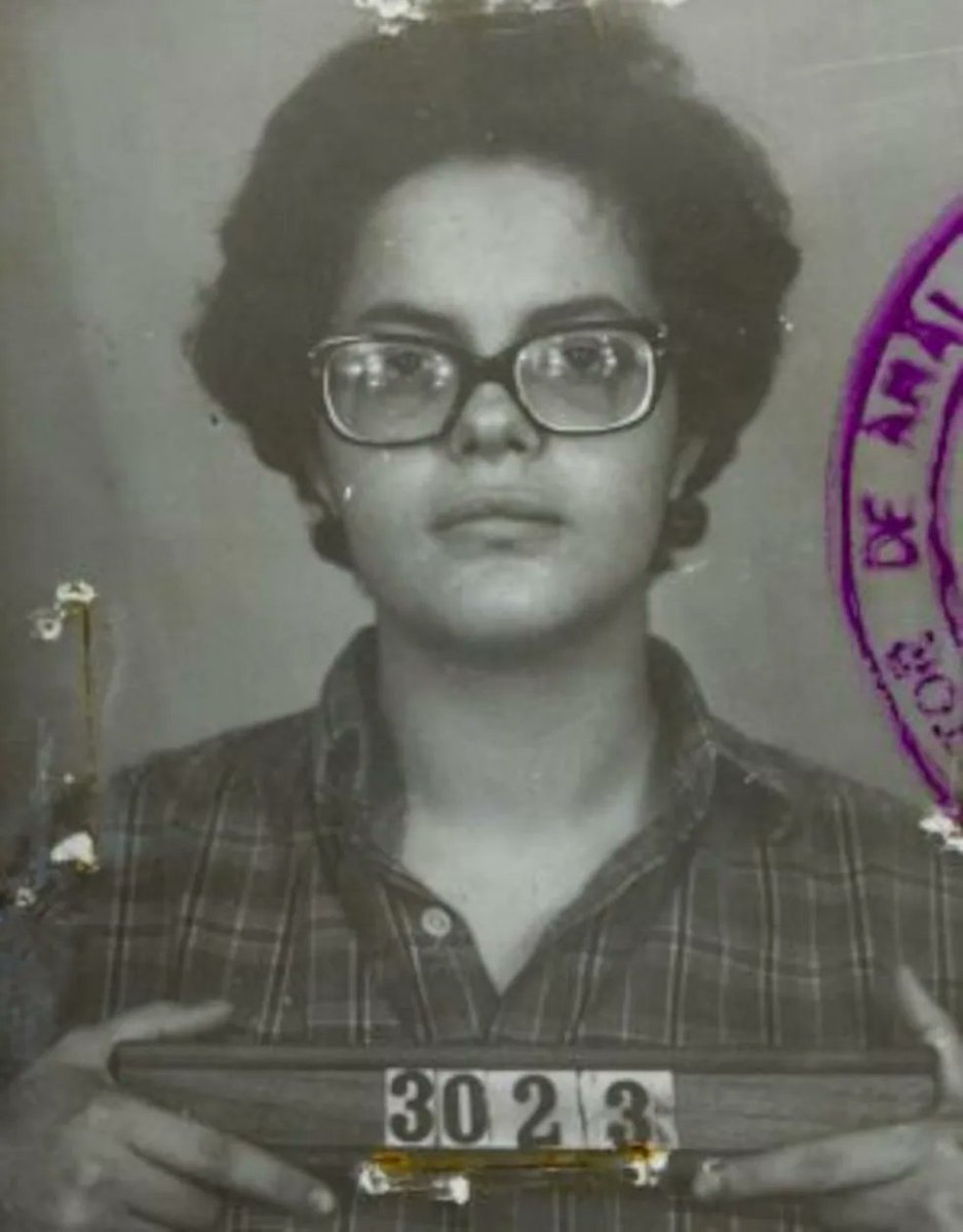 JeaneNely15618's tweet photo. @gleisi @dilmabr Participou de guerrilha, assaltante de banco mais e de esquerda! todos bandidos de esquerda recebe anistia do governo mais corrupto da história PT...por isso todos estão soltos e quadrilha assaltando dinovo os cofres público! https://t.co/hFNS09C4Pz
