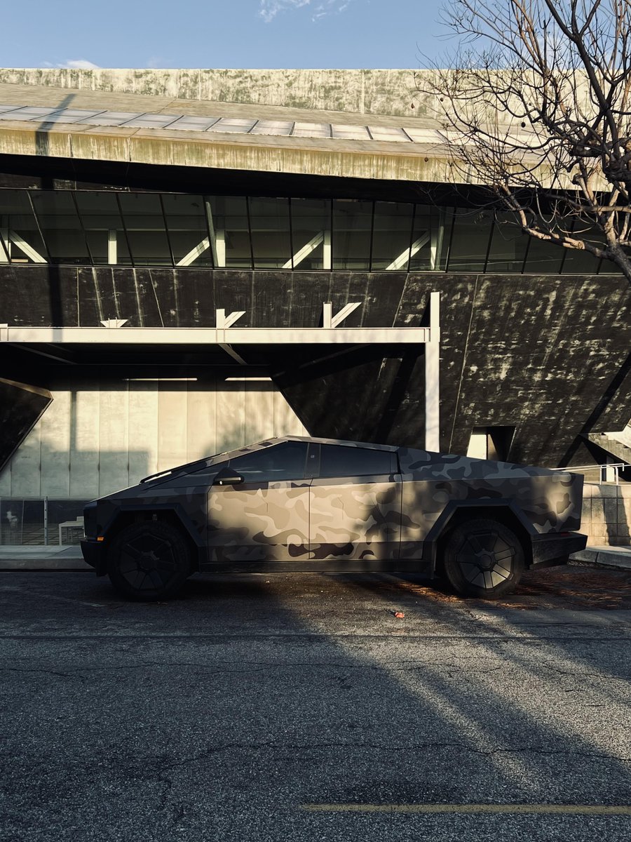 CyberBagChaser's tweet image. Not from the future. Just ahead of your time. ⚡️🖤 #StealthMode #Cybertruck