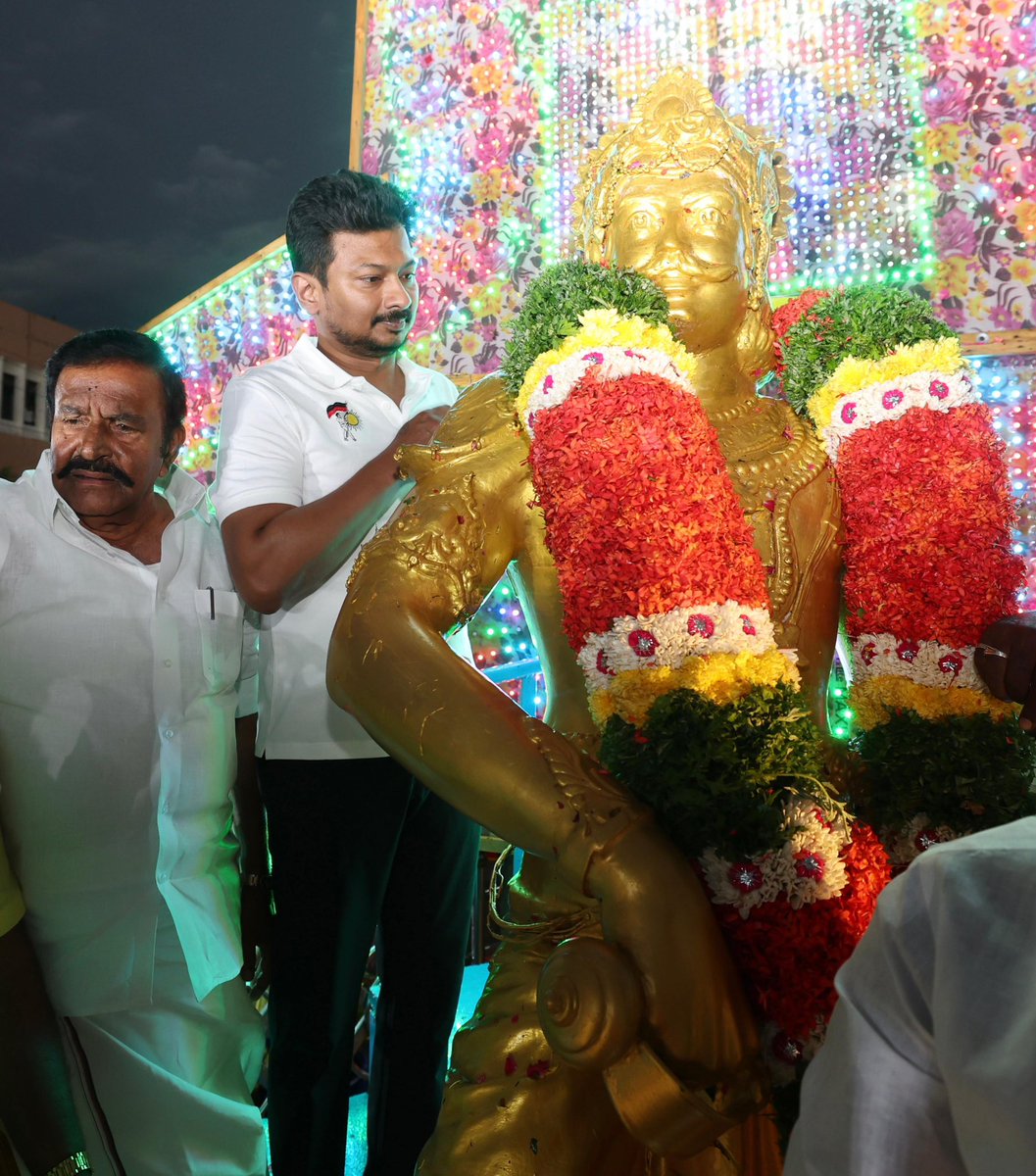 Udhaystalin's tweet photo. களங்கண்ட போர்களில் எல்லாம் வெற்றியை மட்டுமே பெற்ற பேரரசர் பெரும்பிடுகு முத்தரையர் அவர்களின் 1350-ஆவது சதய விழாவை முன்னிட்டு, திருச்சி ஒத்தக்கடையில் உள்ள அவரது திருவுருவச்சிலைக்கு மாலை அணிவித்து இன்று மரியாதை செலுத்தினோம்.

தனிப்பெரும் வீரத்தாலும்  - தமிழ் மொழியின் சிறப்பை பாதுகாத்த காரணத்தாலும் வரலாற்றில் என்றும் அவர் நிலைத்திருப்பார்.

பேரரசர் பெரும்பிடுகு முத்தரையர் அவர்களின் புகழ் ஓங்கட்டும்!

@KN_NEHRU