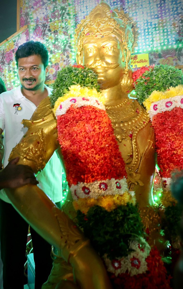 Udhaystalin's tweet photo. களங்கண்ட போர்களில் எல்லாம் வெற்றியை மட்டுமே பெற்ற பேரரசர் பெரும்பிடுகு முத்தரையர் அவர்களின் 1350-ஆவது சதய விழாவை முன்னிட்டு, திருச்சி ஒத்தக்கடையில் உள்ள அவரது திருவுருவச்சிலைக்கு மாலை அணிவித்து இன்று மரியாதை செலுத்தினோம்.

தனிப்பெரும் வீரத்தாலும்  - தமிழ் மொழியின் சிறப்பை பாதுகாத்த காரணத்தாலும் வரலாற்றில் என்றும் அவர் நிலைத்திருப்பார்.

பேரரசர் பெரும்பிடுகு முத்தரையர் அவர்களின் புகழ் ஓங்கட்டும்!

@KN_NEHRU