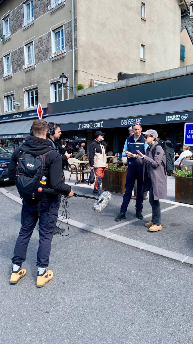 AuvergneMarque's tweet photo. 𝐓𝐨𝐮𝐫𝐧𝐚𝐠𝐞 𝐞𝐧 𝐜𝐨𝐮𝐫𝐬 🎥
Sophie Jovillard d’@EchappeesB en tournage à #Murat ce matin en @OTHautesterres ! 🤩 Leur escapade dans le @cantalauvergne se poursuit ces prochains jours…📺 Vivement de voir ce nouvel épisode sur France 5 !
📸 @OTHautesterres https://t.co/5auNqtcr1a