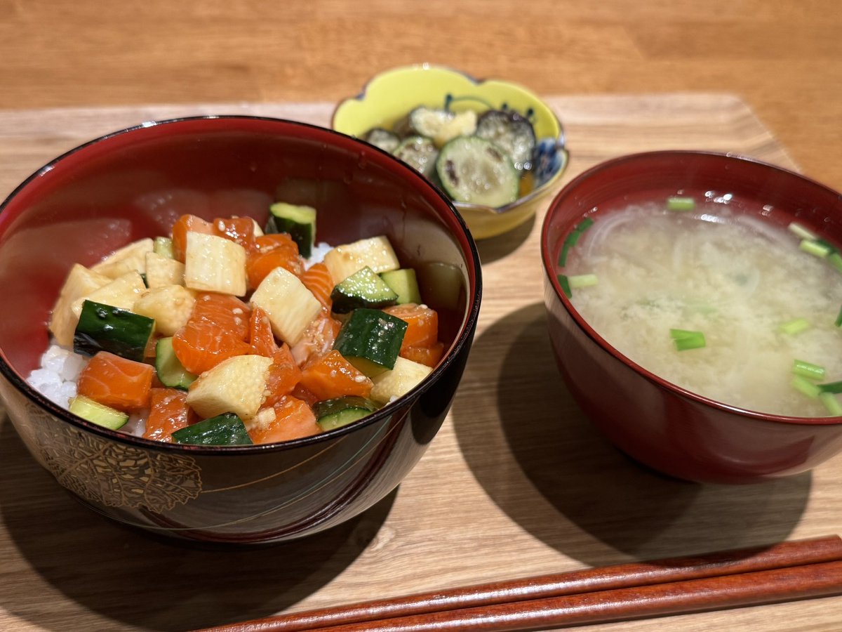 dcpn_cooking's tweet photo. サーモン長芋丼、茄子とズッキーニの焼き浸し、味噌汁 https://t.co/D5PYrpVBMk