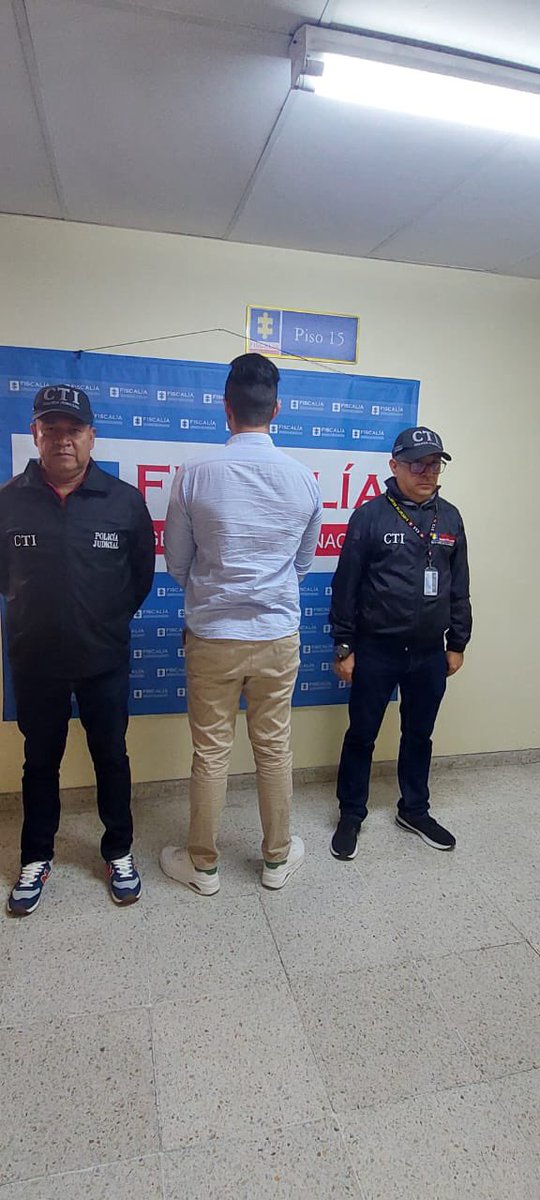 Capturado el agresor del agente de tránsito por agresión contra funcionario público en concurso con discriminación. Gracias a la <a href="/FiscaliaCol/">Fiscalía Colombia</a>, #CTIFiscalia y a la <a href="/PoliciaCali/">Policía Metropolitana Santiago de Cali</a> por hacer justicia. No permitiremos más agresiones contra funcionarios públicos en Cali, mucho menos