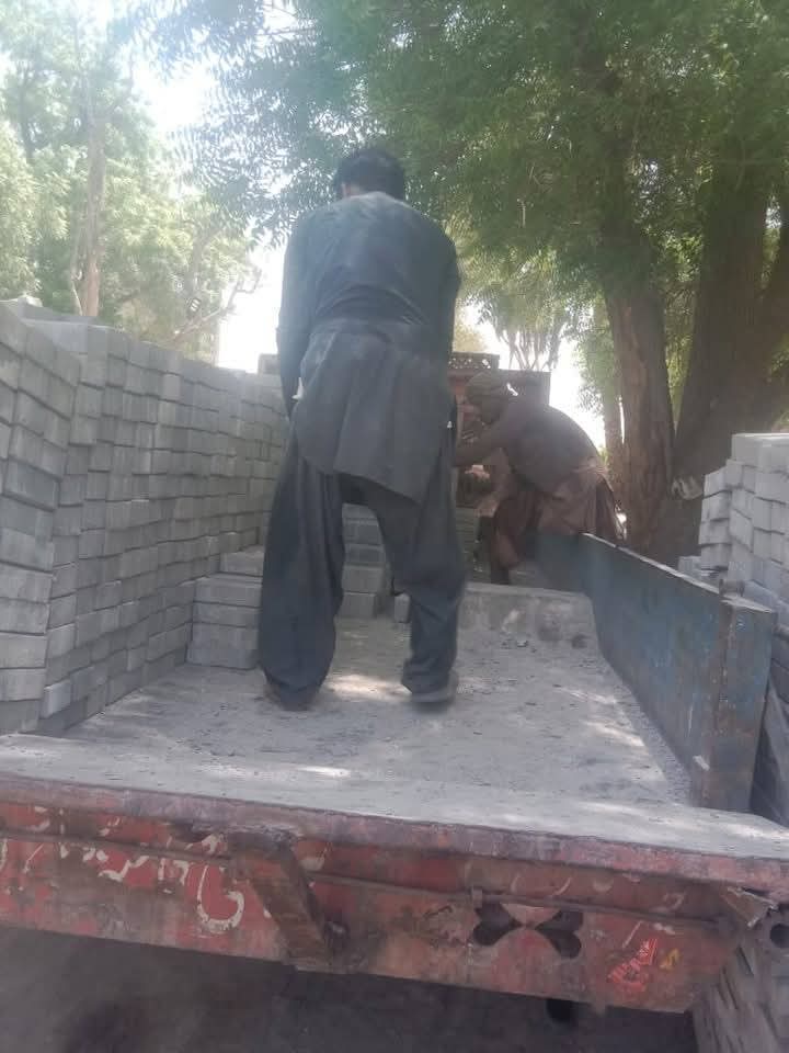TeamKhalidKhan's tweet photo. رہنما پاکستان پیپلز پارٹی و رکن قومی اسمبلی میر خالد احمد خان لونڈ کی جانب سے یوسی سیدپور کے امام بارگاہ کے لیے پیور بلاک اتار دیئے گئے ، انشاء اللہ جلد کام شروع ہو جائے گا ،
#NA198 #PS18 #PS19 #Ghotki #GhotkiWorks https://t.co/8U6yWZuR3P