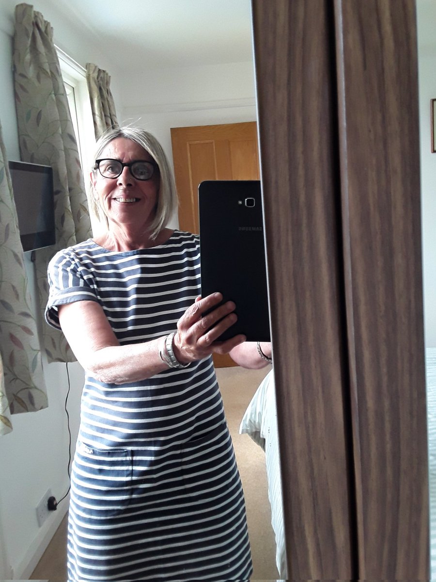 chris_alpacas's tweet photo. New hair and new 'Weird Fish' dress, spoilt girl today! Happy Friday afternoon all xxx #FridaySelfie #Highlights #WeirdFish #spoilt #FridayMotivation #FridayVibes https://t.co/9v9kEmVzek