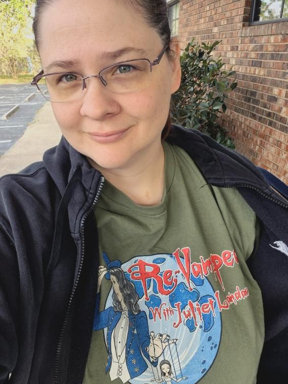 julietlandau's tweet image. Jill Nunn looking gorgeous in her RE-VAMPED WITH JULIET LANDAU Podcast t-shirt!!!
Merch: redbubble.com/shop/ap/167153…
Patreon: patreon.com/ReVampedwithJu…
