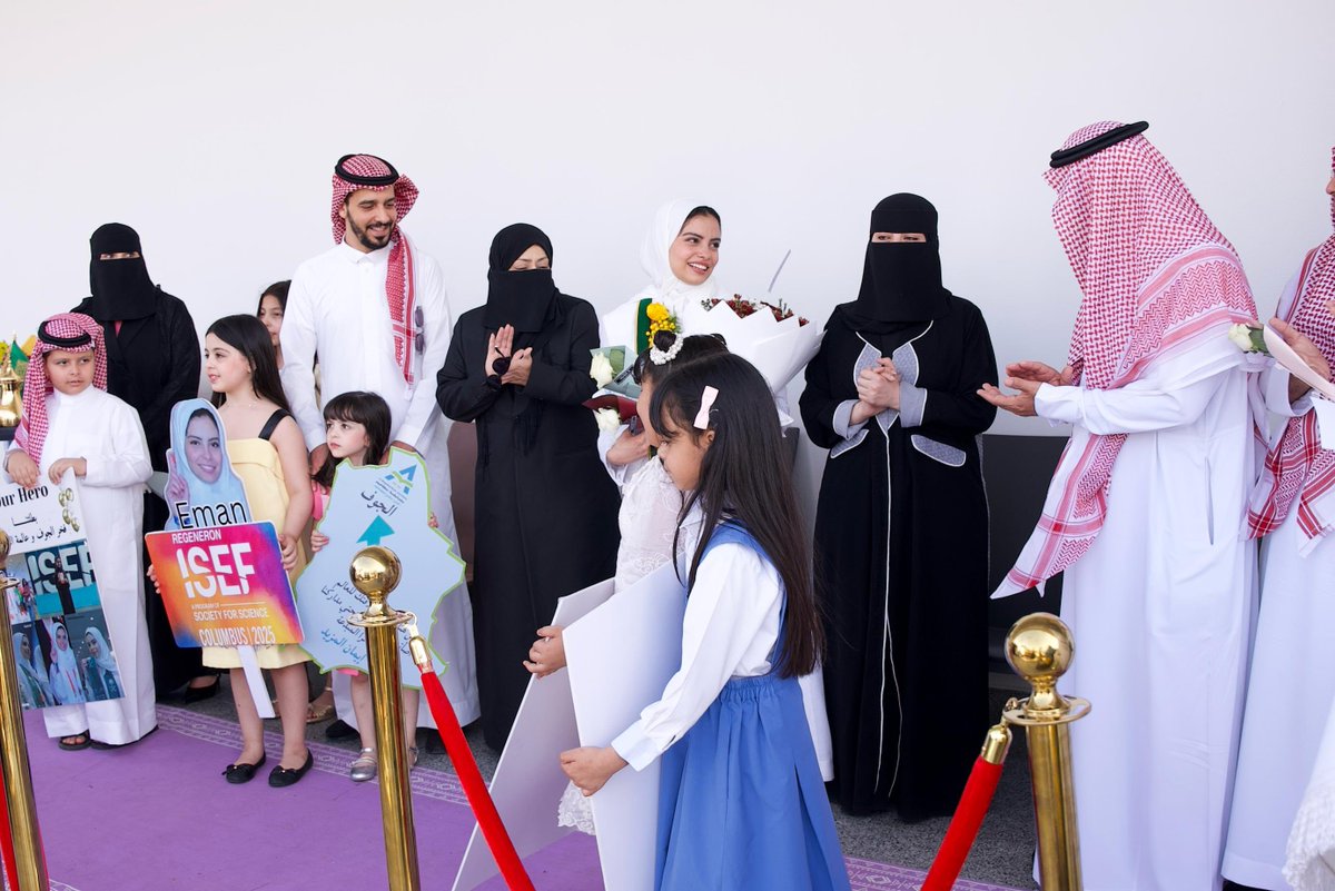 MOE_JOF's tweet photo. استقبل مساعد المدير العام لإدارة #تعليم_الجوف للشؤون التعليمية في مطار الجوف الطالبة إيمان ثامر المزيد من مدرسة المتقدمة الثانوية العالمية بسكاكا بعد مشاركتها ضمن وفد المملكة في معرض #آيسف_2025 في الولايات المتحدة الأمريكية. https://t.co/29wmiSY3Gr