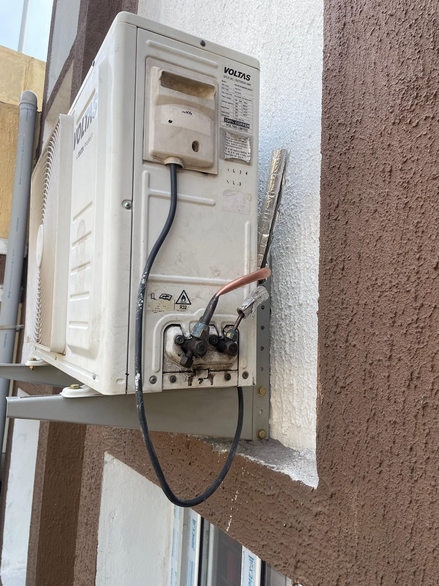 ivikasjaiker's tweet photo. @myvoltas I am writing this to address my issue regarding installation of Air conditioner with request no: 25051840489 dated 18th may 2025 where the technician was so unprofessional to his work and also I have raised a mail but till time doesn’t get any resolution.
Check photos https://t.co/ONkStC7CbO