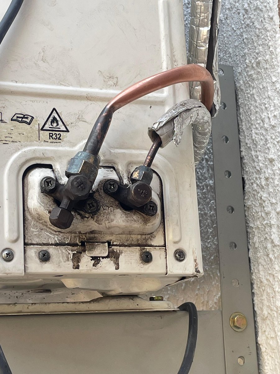 ivikasjaiker's tweet photo. @myvoltas I am writing this to address my issue regarding installation of Air conditioner with request no: 25051840489 dated 18th may 2025 where the technician was so unprofessional to his work and also I have raised a mail but till time doesn’t get any resolution.
Check photos https://t.co/ONkStC7CbO