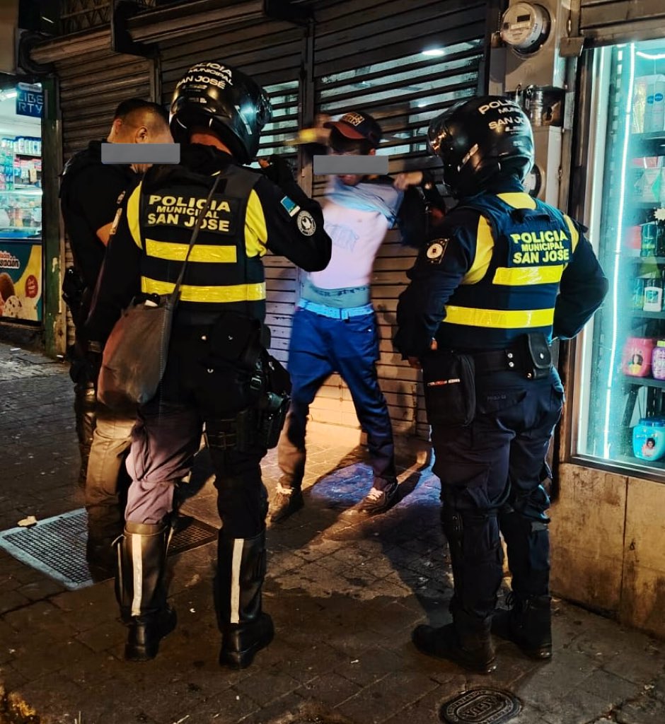 Operativo contra asaltos. Un equipo de OIJ y #PoliciaMunicipal intervino “hoteles” en las avenidas 5,7 y 9 de San José. Una persona requerida fue ubicada  y tres locales ahora notificados quedan sujetos a procesos administrativos.