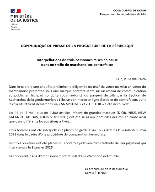ProcureurLille's tweet photo. ⚖️[Communiqué de presse] Interpellations dans un dossier de trafic d'articles #contrefaits /1300 articles imitant de grandes marques saisis
Enquête de la SR de la @Gendarmerie
➡️3 personnes interpellées et placées sous contrôle judiciaire dans l'attente de leur jugement le 9/1/26 https://t.co/iR05aT9zCv