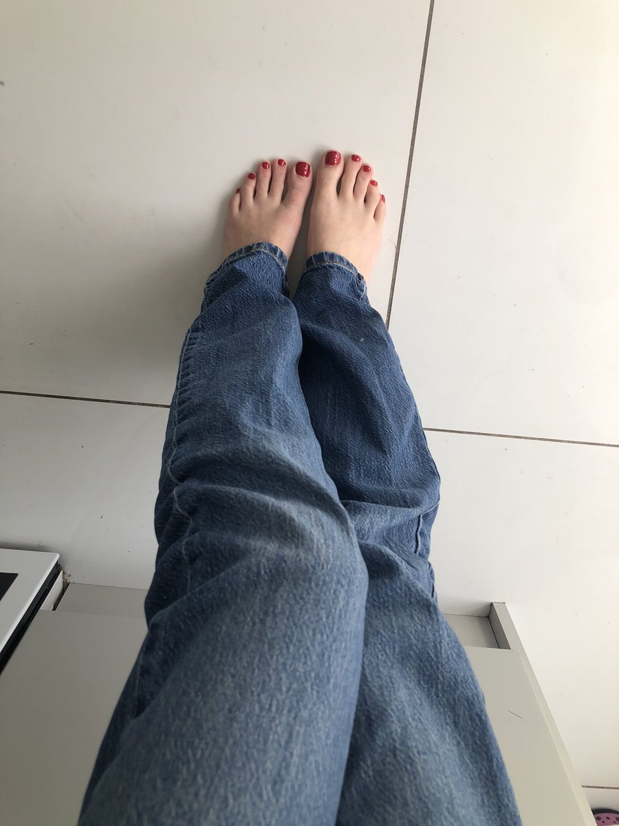 Peek a boo 😉 🦶 

#sexyfeet #redtoes #paintedtoes #pedi #pedicure #footfetish #longtoes #sexytoes #findomgoddes #findom #footmodel #barefoot #soles #cutefeet #footworship