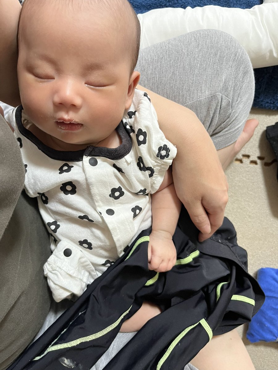 _sk___sk_'s tweet photo. 抱っこしながら洗濯物畳んでたら、パパの仕事着掴んで離さなかったの可愛い笑 https://t.co/1UsTa97vdv