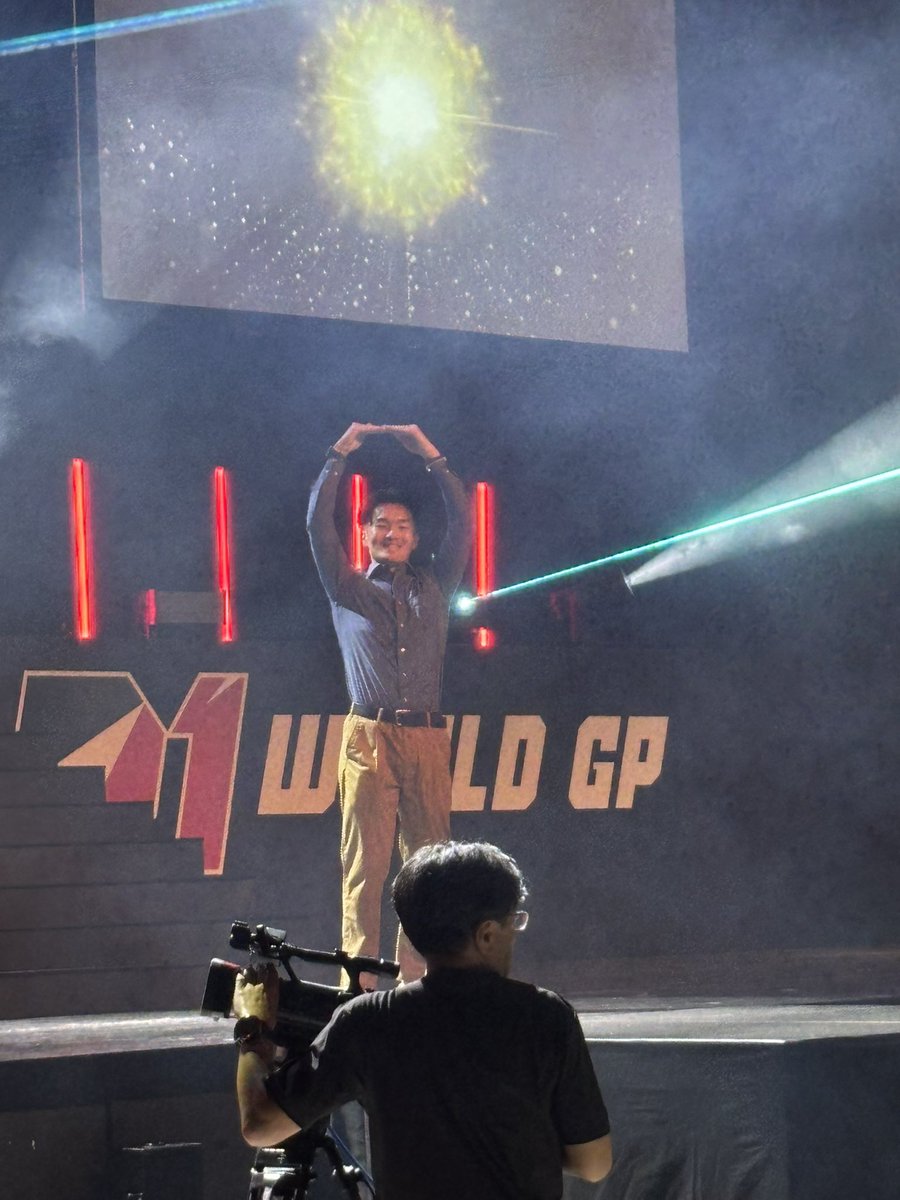 hayato_dcst's tweet photo. 優秀個人賞🏆✨
舞台で立つ濱田さんカッコ良過ぎました！
次は必ず一緒に
壇上からの景色眺め��しょう🥹✨

大丸の歴史では
まだD1に来れたのが1度だけ。
来年は必ずこの舞台にみんなで立つ🔥✨
#大丸の軌跡 https://t.co/V9qUQr91vT