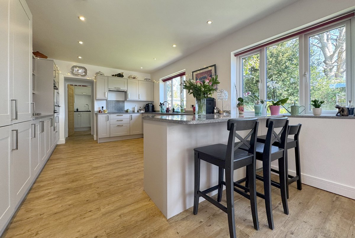 ✨ Feature Friday! ✨

Say hello to this stunning 4-bed home in Lymington - open-plan living, a stunning back garden and within walking distance to the town centre, yacht clubs and marinas. Ready to fall in love? 💛⛵️

📩 DM for a private tour!
.
.
#Property #Lymington #NewForest