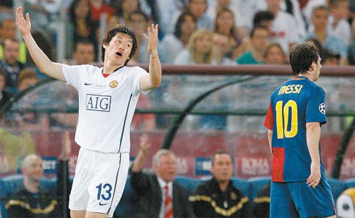 _Saeed_93_'s tweet photo. @f_f_g1 @ArabianMancs الصورة لبارك في نهائي 2009 ضد برشلونة وشارك كأساسي في روما وويمبلي .. فيرغسون في مقابلته مع نيفيل كان يقصد اخطأ في نهائي 2011 على عدم تعديل الخطة ووضع بارك لمراقبة ميسي بين الشوطين .. أما ندمه فكان بسبب استبعاده كليًا من نهائي موسكو 2008 https://t.co/kwIFQhNwjZ