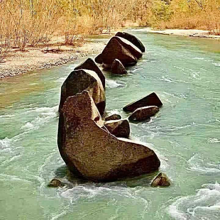 osyaab's tweet photo. هذه الصورة مذهلة للوهلة الأولى، يبدو الأمر وكأن شخصًا ما يجلس في الماء يقرأ، ولكن عندما تقوم بتكبير الصورة، تدرك أنه لا يوجد شخص ولا كتاب ولا قراءة - مجرد وهم، فهي عباره عن صخور ومياه ،   الحياة هي بنفس الطريقة. يبدو الأمر نفسه، عندما تتفحص بعض الأمور ، تتبين الحقيقة عن الوهم . https://t.co/0MAT65DBSX