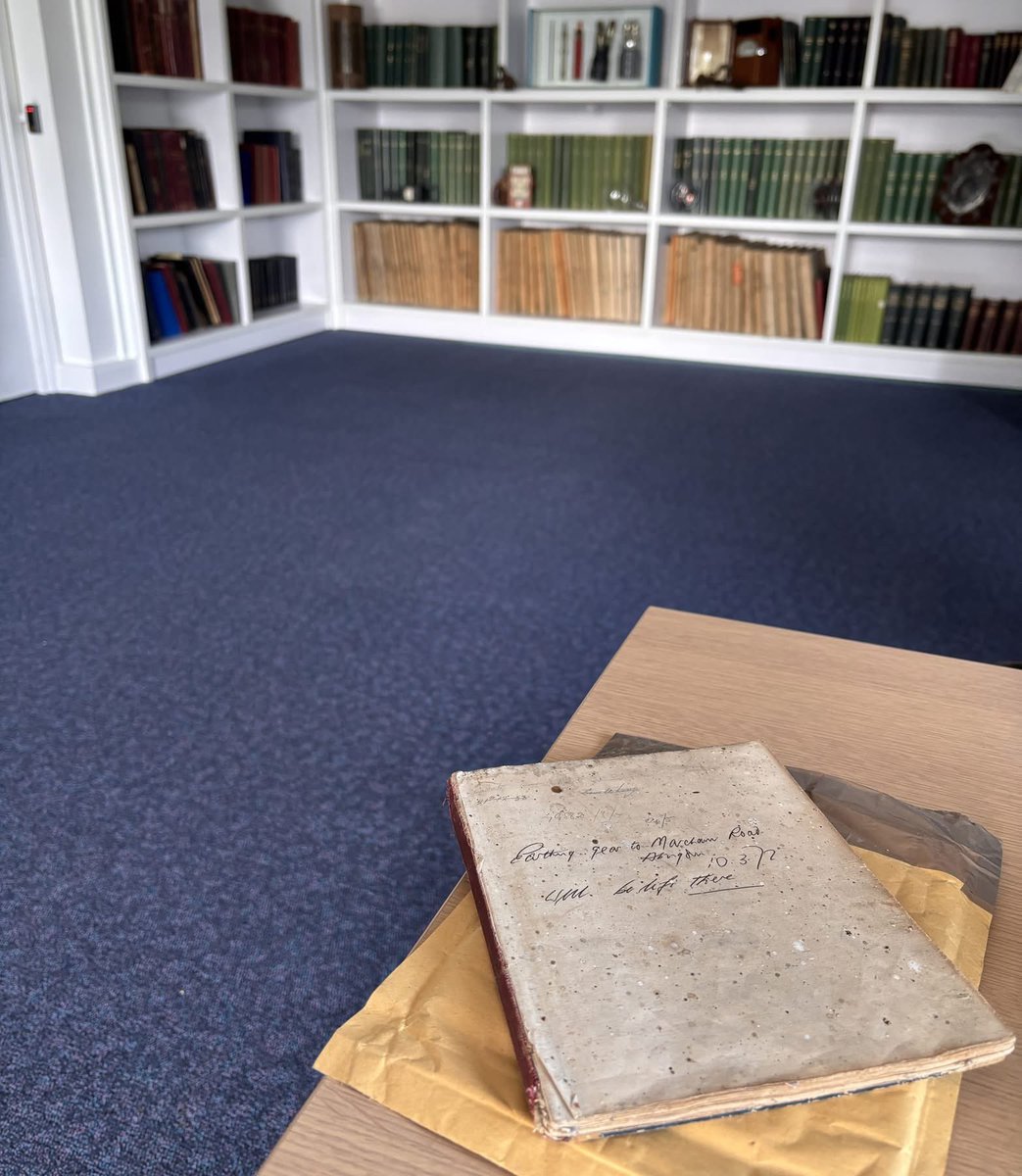 #FactFriday We love it when we get new items into the archive and our latest accession dates back to Dec 1933. A colleague located this old signing in book at Harcourt Hill substation, Oxford and got in touch to let us know about it!

Get in touch via sseheritage.com.