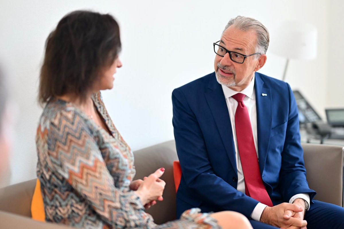 BMBF (@bmbf_bund) on Twitter photo BM <a href="/DoroBaer/">Dorothee Bär</a> traf <a href="/esa/">European Space Agency</a>-Generaldirektor <a href="/AschbacherJosef/">Josef Aschbacher</a>. BM Bär: „Weltraumdaten sind essenziell für Sicherheit, Krisenmanagement und Bevölkerungsschutz. Europas Souveränität im All zu stärken, ist strategisch wie technologisch entscheidend – auch für Forschung und Innovation.“ BM <a href="/DoroBaer/">Dorothee Bär</a> traf <a href="/esa/">European Space Agency</a>-Generaldirektor <a href="/AschbacherJosef/">Josef Aschbacher</a>. BM Bär: „Weltraumdaten sind essenziell für Sicherheit, Krisenmanagement und Bevölkerungsschutz. Europas Souveränität im All zu stärken, ist strategisch wie technologisch entscheidend – auch für Forschung und Innovation.“