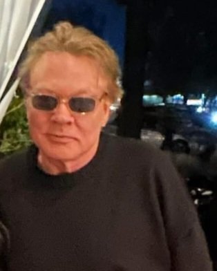 KateBGata's tweet photo. Sextou...a minha mão coçando pra puxar,acariçiar 🤭, esses cabelim de anjo. ô meu vèi và devagar com essa sensuality 😋⚡️💥💦 @axlrose #axlrose #sensuality #MortalKombatMovie #GOLD #Bitcoin #bemine #Smile #dilf #older #likewine #Angels https://t.co/8TwPXikWa1