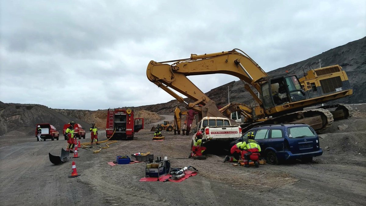 Simulacro de accidente con maquinaria pesada y vehículo en zona de excavación en <a href="/LasPalmasPorts/">Puertos de Las Palmas</a>