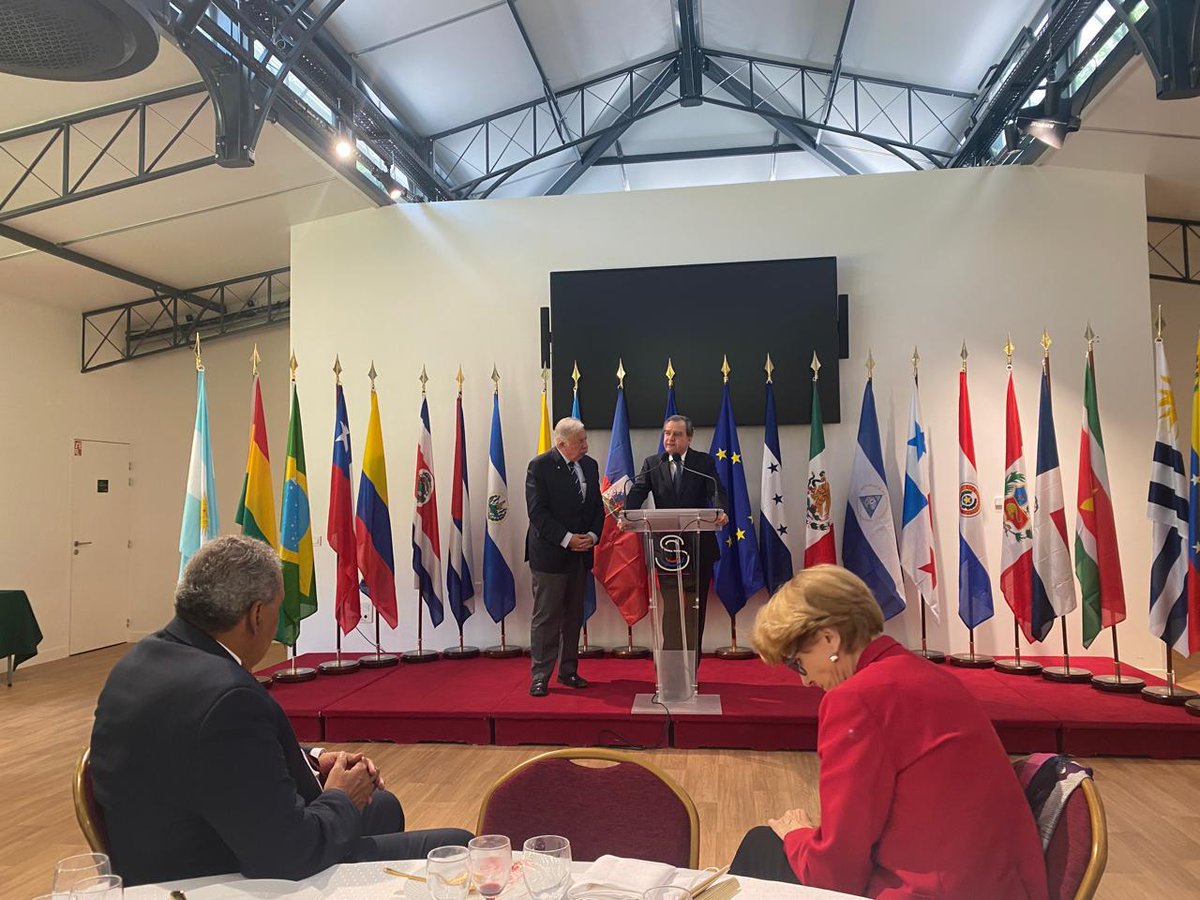 Embajada de Chile en Francia (@embchilefrancia) on Twitter photo En el marco de la Semana de América Latina y el Caribe 2025, el <a href="/Senat/">Sénat</a> condecoró a Ana-María Lennon-Dumémil, inmunóloga y bióloga molecular 🇨🇱 🇫🇷, miembro de la <a href="/AcadSciences/">Académie des sciences</a> , del <a href="/Inserm/">Inserm</a> e
<a href="/institut_curie/">Institut Curie</a> .
<a href="/min_ciencia/">Ministerio de Ciencia</a>
<a href="/Minrel_Chile/">Cancillería Chile 🇨🇱</a>
#SALC2025 En el marco de la Semana de América Latina y el Caribe 2025, el <a href="/Senat/">Sénat</a> condecoró a Ana-María Lennon-Dumémil, inmunóloga y bióloga molecular 🇨🇱 🇫🇷, miembro de la <a href="/AcadSciences/">Académie des sciences</a> , del <a href="/Inserm/">Inserm</a> e
<a href="/institut_curie/">Institut Curie</a> .
<a href="/min_ciencia/">Ministerio de Ciencia</a>
<a href="/Minrel_Chile/">Cancillería Chile 🇨🇱</a>
#SALC2025