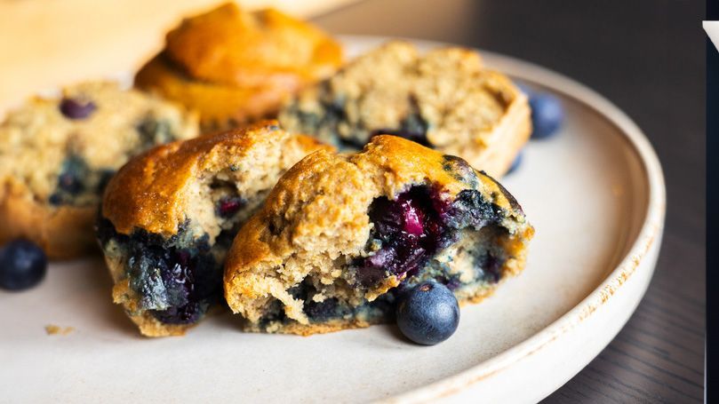 This Lemon &amp; Blueberry #Vegan Yoghurt Cake is the perfect addition to your World’s Healthiest Afternoon Tea spread! 🍋🫐

Packed with antioxidants and completely plant-based.

✨ Recipe by Olivia Booker:
worldshealthiestafternoontea.org.uk/cakes/lemon-bl…

#NationalVegetarianWeek  @afn_uk_ @bda_dietitians