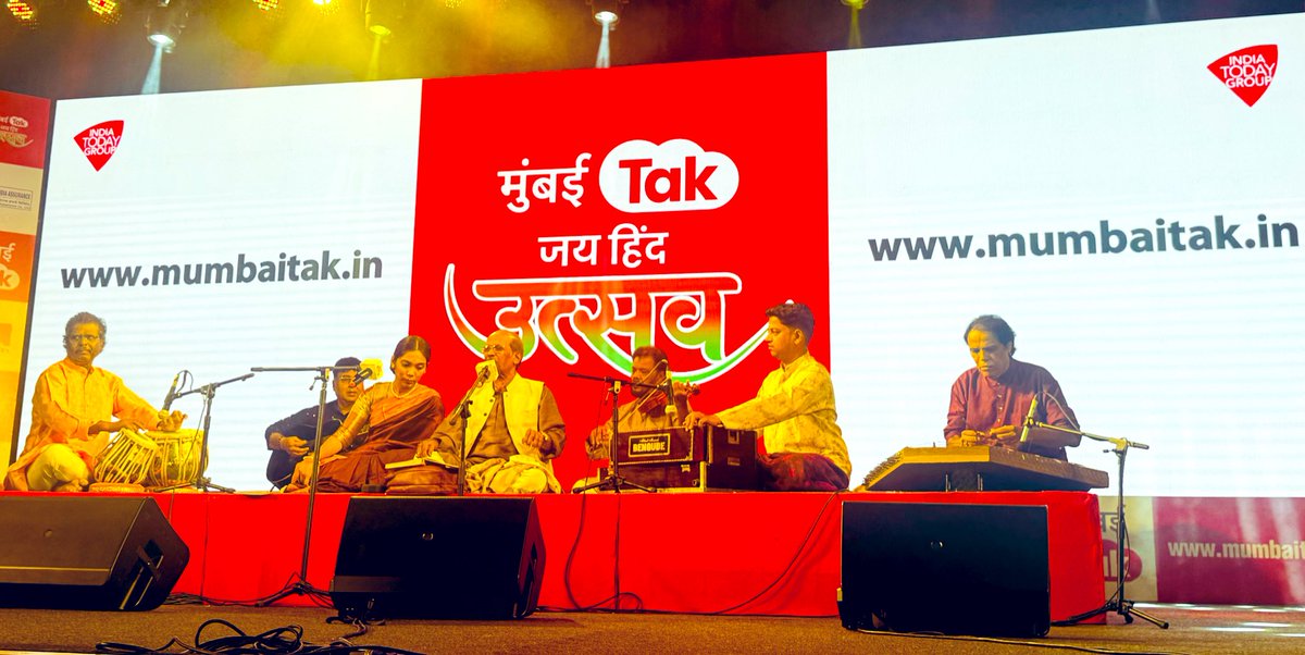 NehaPantDelhi's tweet photo. Witnessing @BhimraoPanchale weave magic with his soulful ghazals on the Mumbai Tak Utsav stage. A masterclass in emotion and expression. Truly mesmerising! #MumbaiTakUtsav #GhazalNight #BhimraoPanchale https://t.co/yNt22iLjQI