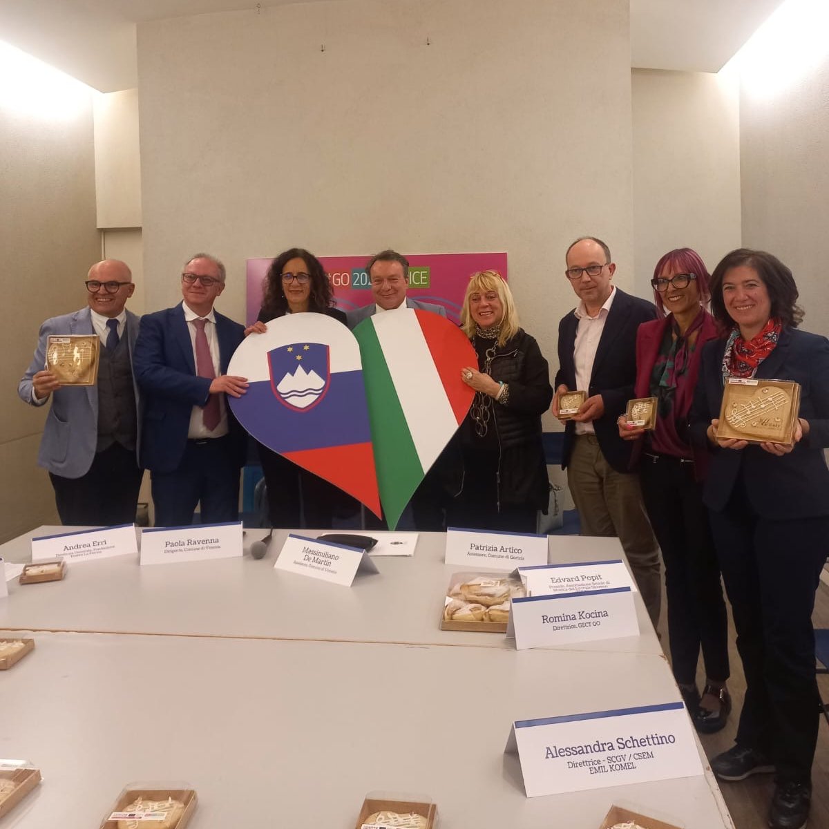 È appena terminata la conferenza stampa di #Go2025Fenice. Tra poco sul palco del Teatro Verdi di Gorizia l'Istituto Gabelli del Lido di Venezia e il Centro Sloveno Emil Komel canteranno insieme l'Inno alla Gioia, dirette da Fabio Codeluppi alla guida della nostra Orchestra