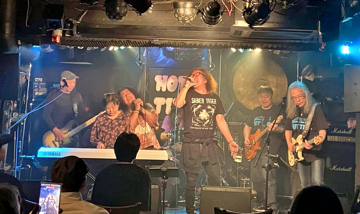 diokenken's tweet photo. 下山アニキと一緒にKill The King を歌う日が来るとは！？
#LOUDNESS
#山下昌良
#SaberTiger
#下山武徳
#SabbrabellS
#松川純一郎
#WildFlag
#満園英二
#TheSavoyTruffle
#小笠原義弘
#REARISE
#DioKen https://t.co/A5zBhXH44l