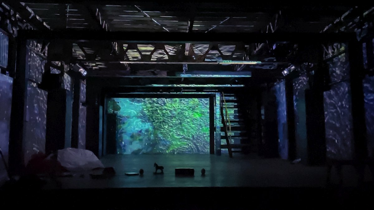 yasuyu121's tweet photo. ギャラリーCAVE　での上演前写真（1階）です。
インスタレーション「水」

＿＿
GalleryCAVE　再生/ときの聲

DANCE：松田孝子/松田英子
VIOLIN：難波るみ
VISUAL ART：中平泰之/山内啓司

#ギャラリーCAVE
#ゼロレフラクツ
#ZeroRefracts https://t.co/b0BPcJq2Zx
