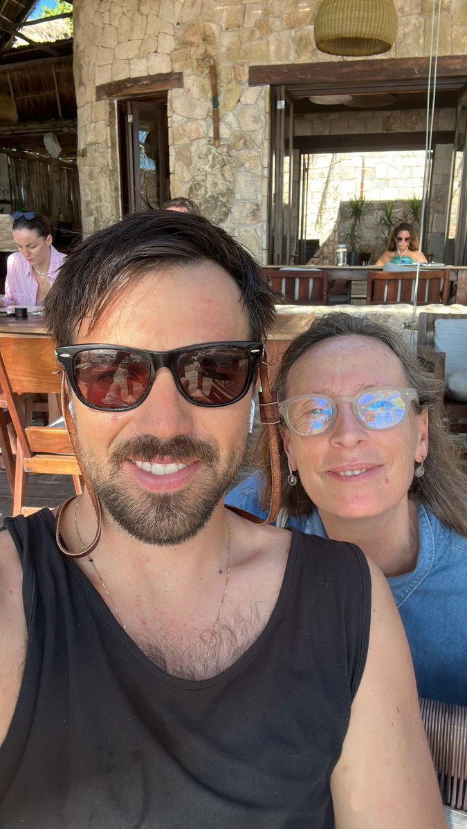 botcaszely20's tweet photo. Con yoga, vegetales y comunidad ecológica nos venden la pomada de que son pacíficos, pero no son más que unos violentistas psicopáticos. Martín de los Santos, amigo de María Izquierda quien basurea, la infame que basurea a chilenos de bien.
https://t.co/a6IYEaICC2 https://t.co/3Bmj5j5u2T