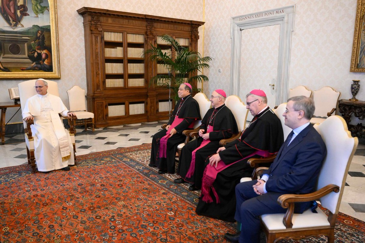 Vatican News (@vaticannews_es) on Twitter photo El #PapaLeónXIV escucha las preocupaciones de la #Iglesia en #Europa durante la primera audiencia de la <a href="/ComeceEu/">The Catholic Church in the EU</a> con el Santo Padre este viernes 23 de mayo en el #Vaticano.
vaticannews.va/es/papa/news/2… El #PapaLeónXIV escucha las preocupaciones de la #Iglesia en #Europa durante la primera audiencia de la <a href="/ComeceEu/">The Catholic Church in the EU</a> con el Santo Padre este viernes 23 de mayo en el #Vaticano.
vaticannews.va/es/papa/news/2…