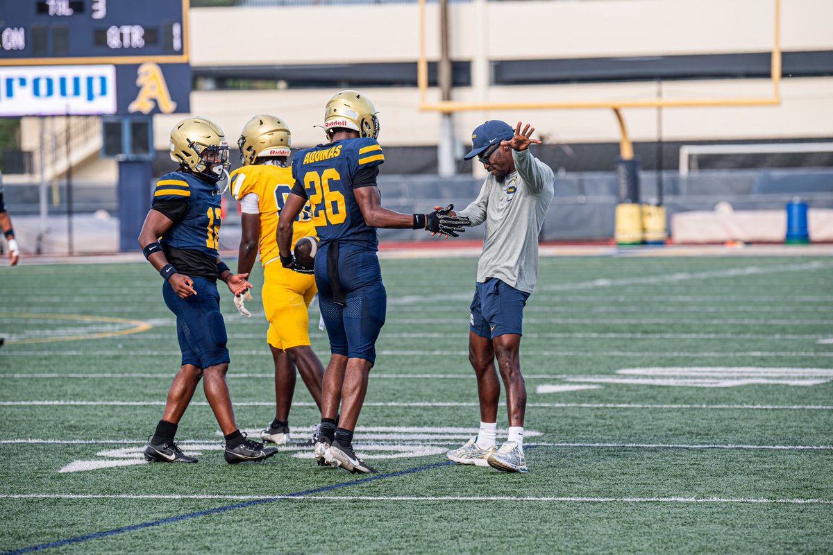 AquinasAthletics tweet media