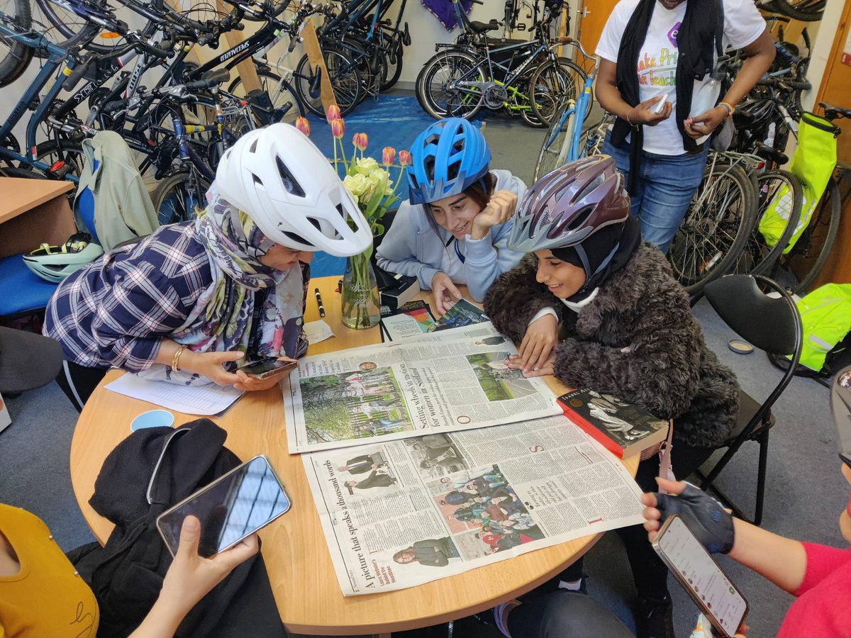 An uplifting tale ✍️. These young women are reading an article in our Sunday newspaper about their community group - which is teaching refugee women how to cycle around Glasgow confidently.

A great piece from earlier this month which you can read here: thenational.scot/news/25153537.…