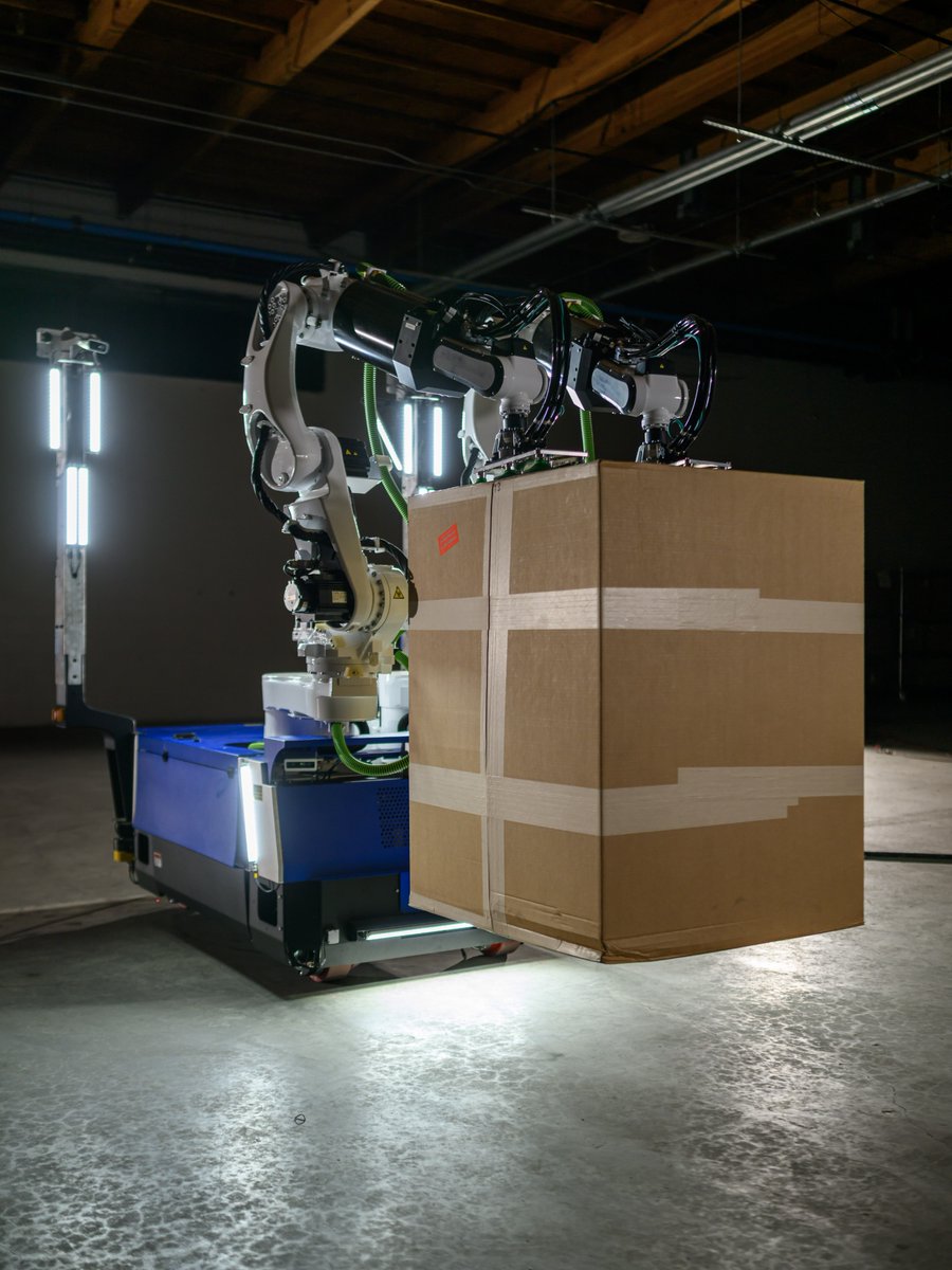 KawasakiRobot's tweet photo. Facing #laborshortages & booming #ecommerce, the logistics sector needs smarter #automation.
Enter #MECH: the world’s 1st #AIpowered #8axis #vanningrobot for automated #truckloading, built by #Kawasaki & #DexterityAI.
🔗 https://t.co/f9rA5g7aqs https://t.co/hZtb404FGa