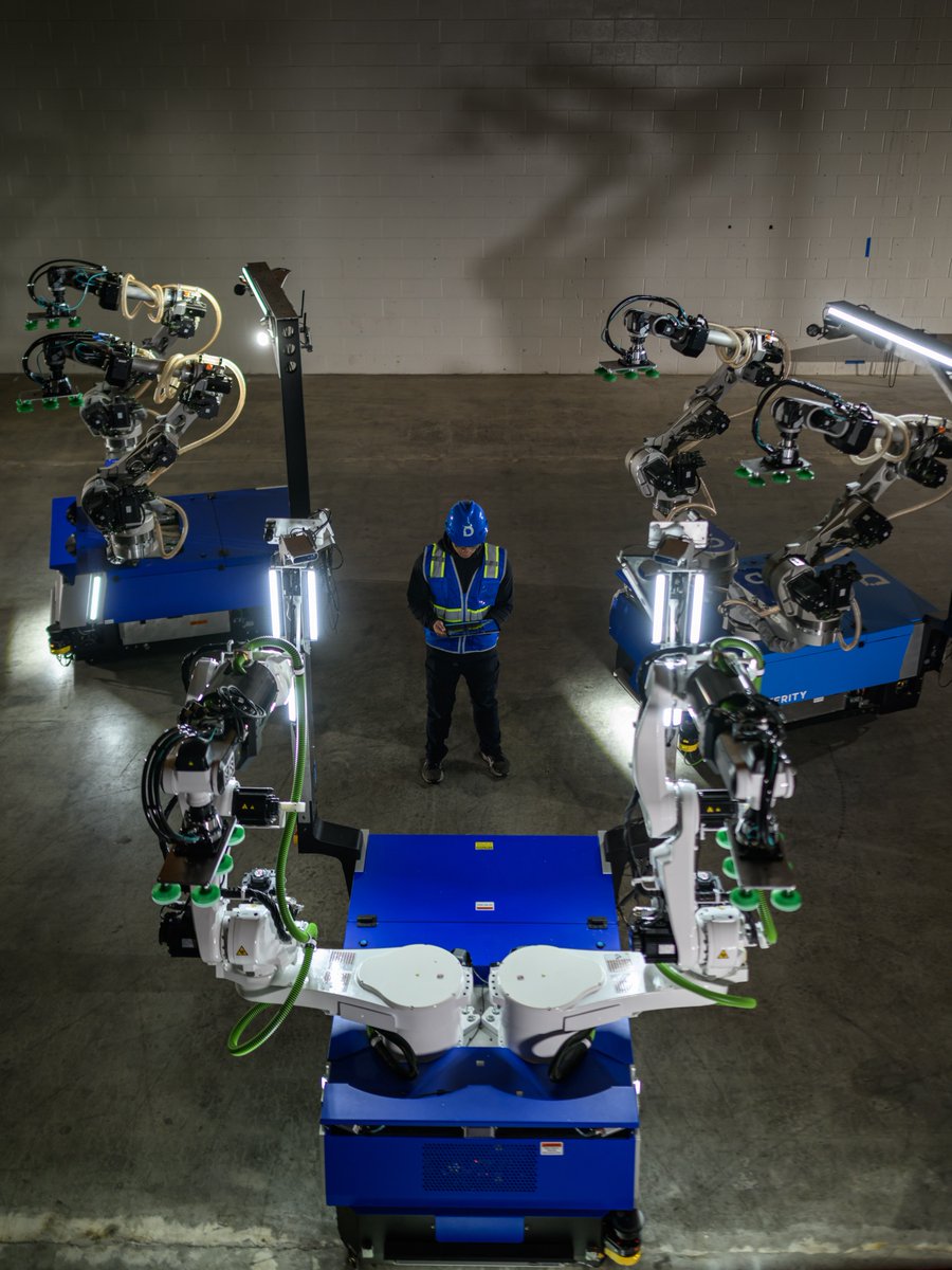 KawasakiRobot's tweet photo. Facing #laborshortages & booming #ecommerce, the logistics sector needs smarter #automation.
Enter #MECH: the world’s 1st #AIpowered #8axis #vanningrobot for automated #truckloading, built by #Kawasaki & #DexterityAI.
🔗 https://t.co/f9rA5g7aqs https://t.co/hZtb404FGa