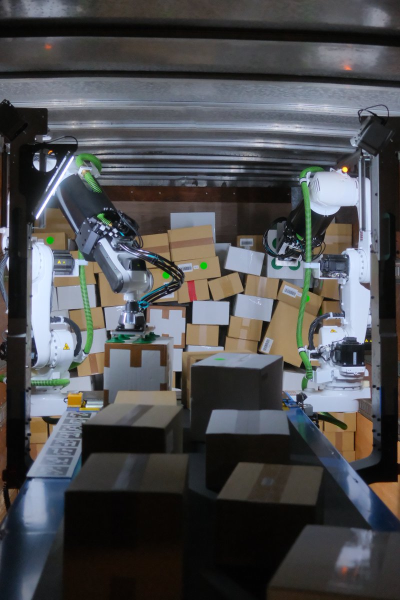 KawasakiRobot's tweet photo. Facing #laborshortages & booming #ecommerce, the logistics sector needs smarter #automation.
Enter #MECH: the world’s 1st #AIpowered #8axis #vanningrobot for automated #truckloading, built by #Kawasaki & #DexterityAI.
🔗 https://t.co/f9rA5g7aqs https://t.co/hZtb404FGa
