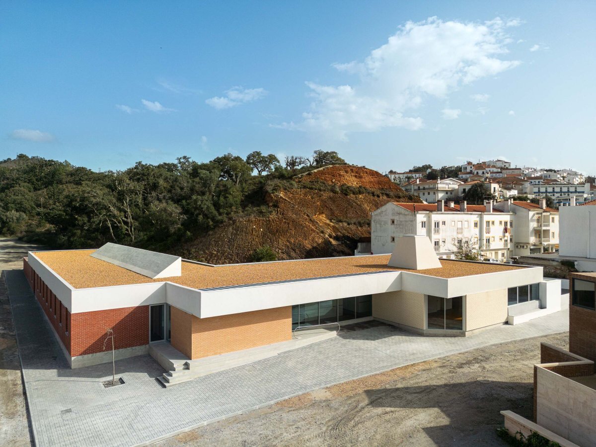 Archello's tweet image. Filipe Xavier Oliveira’s APCO center transforms a jagged hillside into an inclusive, sensory-rich landscape. 
buff.ly/dfKUYNf

#InclusiveArchitecture #MaterialPoetics #BrickAndLight