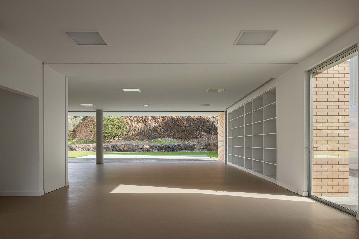 Archello's tweet image. Filipe Xavier Oliveira’s APCO center transforms a jagged hillside into an inclusive, sensory-rich landscape. 
buff.ly/dfKUYNf

#InclusiveArchitecture #MaterialPoetics #BrickAndLight