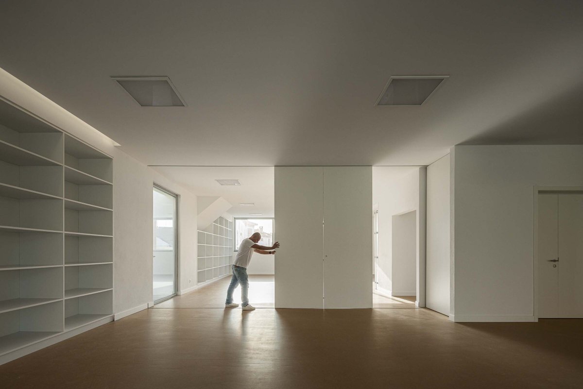 Archello's tweet image. Filipe Xavier Oliveira’s APCO center transforms a jagged hillside into an inclusive, sensory-rich landscape. 
buff.ly/dfKUYNf

#InclusiveArchitecture #MaterialPoetics #BrickAndLight