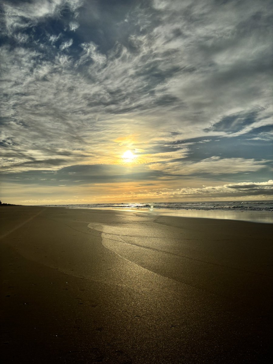 EncinaDelfi's tweet photo. Hoy venía caminando por la playa y escuchando Play Hard 🫶🏼

#nadiedicenada 🌊 https://t.co/NuiQxZwFkR