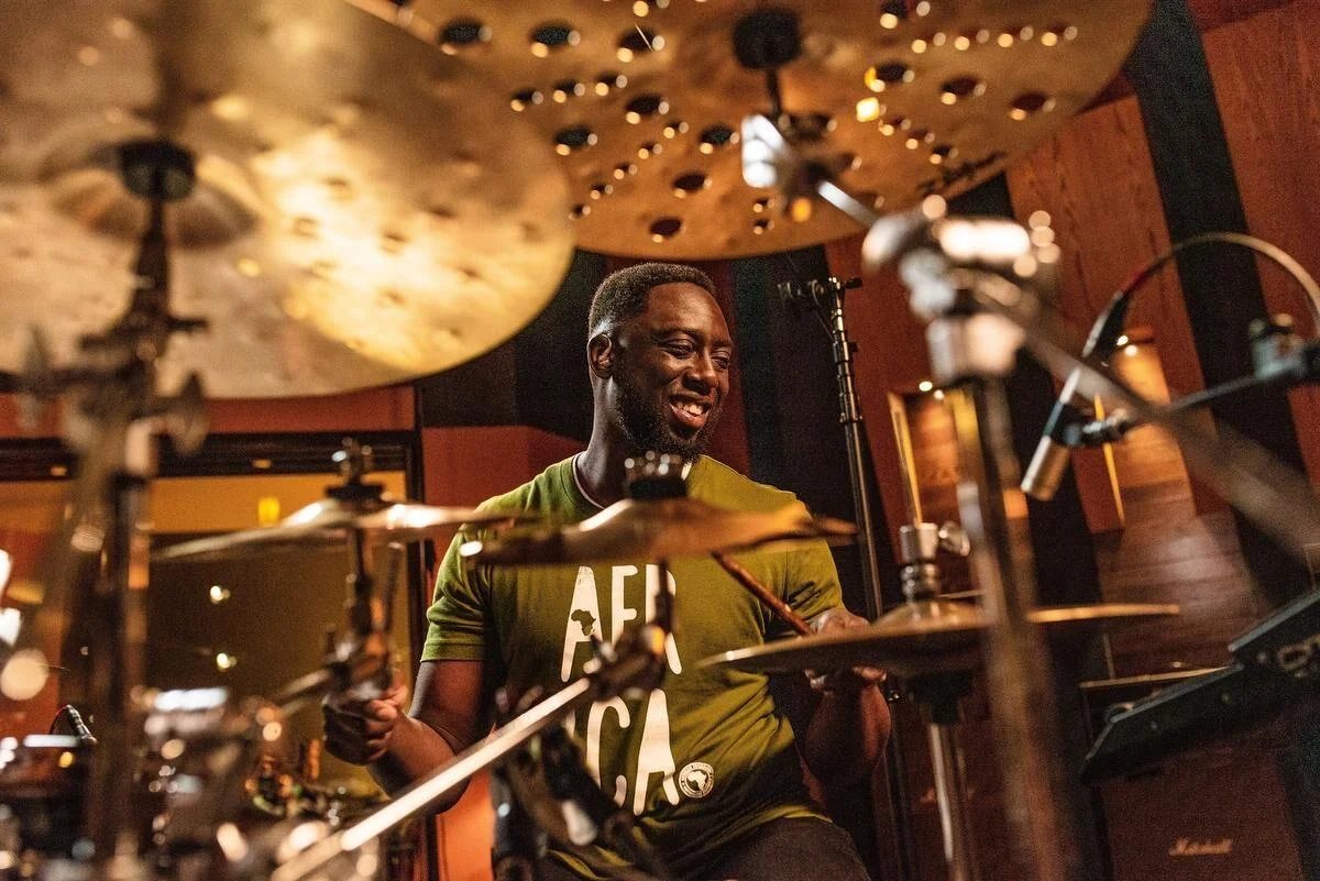 Celebrate Quincy Jones with Grammy-winner Larnell Lewis (@larnelllewismusic), performing hits from The Dude, Back on the Block, &amp; more. Featuring Divine Brown, Kirk Diamond, Joy Lapps &amp; Alexis Baro.

🗓 June 13 | 📍 Harbourfront Centre | 8 PM
🎟 luminatofestival.com/a-glimpse-of-q…