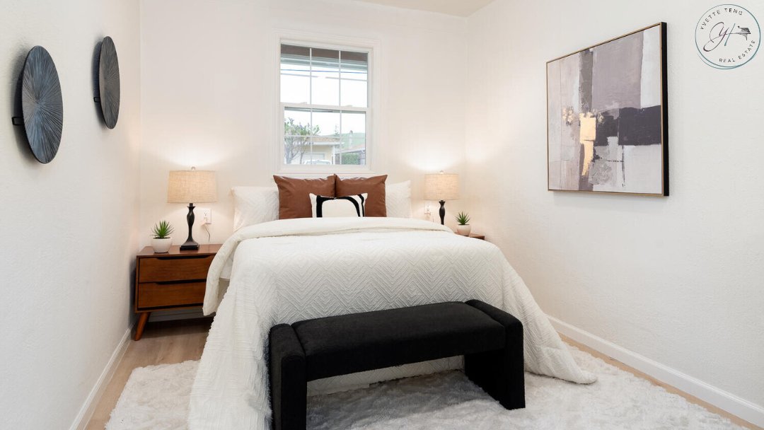 yvetteeverhome's tweet image. To make a small bedroom feel cozy, keep furniture simple! 🪑

Choose smaller, minimalist pieces to avoid overcrowding.

A comfy chair or small bench at the foot of the bed adds charm without taking up too much space. 💫

#CozyVibes #SmallBedroom #HomeDecor