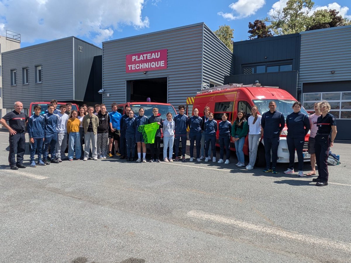 sdis42's tweet photo. Top départ pour la délégation du @sdis42 qui se rend à Aix-les-Bains @SavoieDepart pour la finale régionale du challenge de la qualité des @PompiersFR demain!
Merci d’avance aux organisateurs #sdis73 et bonne chance à tous les participants ! https://t.co/JqOH3Zp9jy