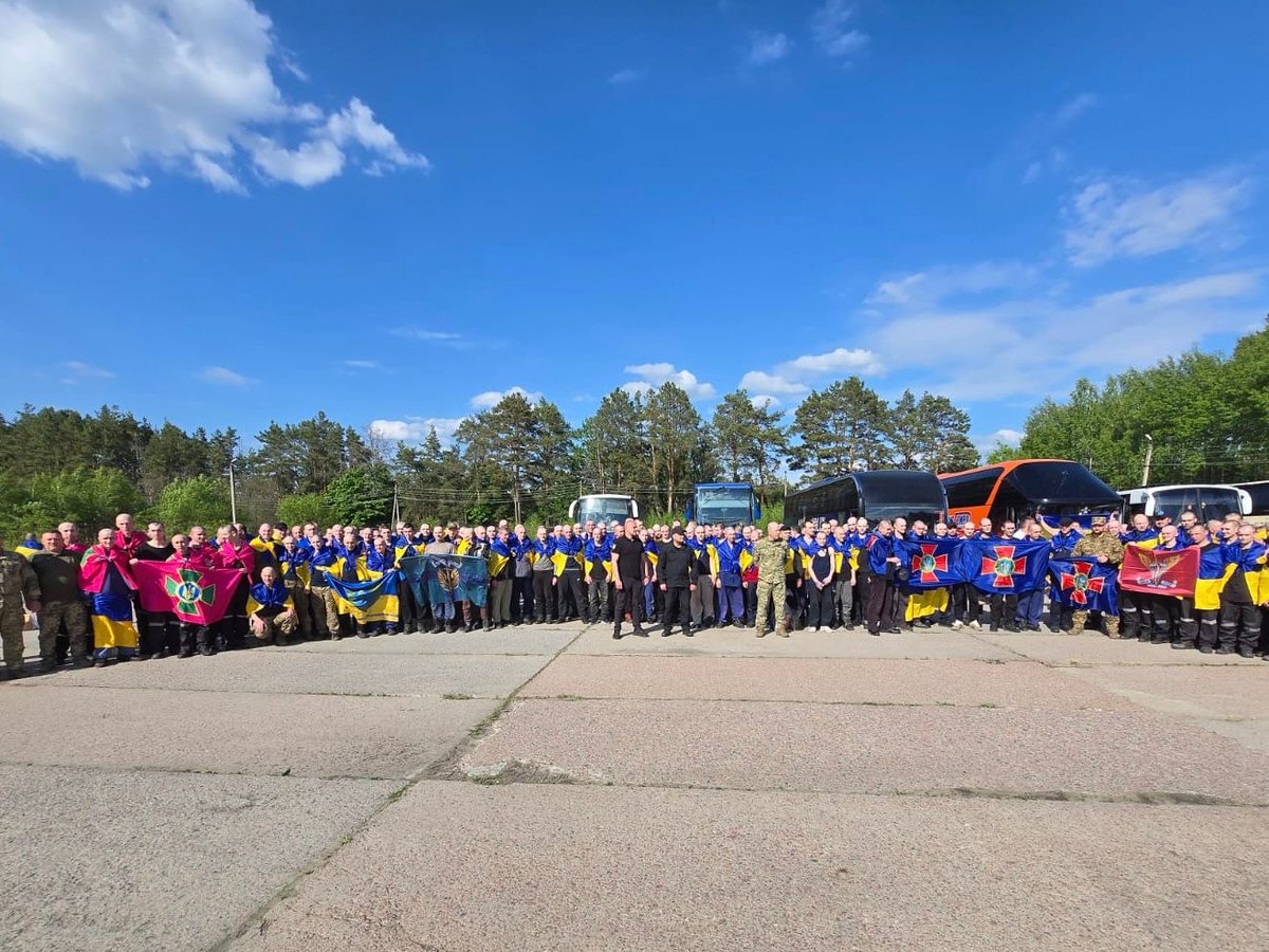 ZelenskyyUa's tweet image. We are bringing our people home. The first stage of the “1000-for-1000” exchange agreement has been carried out. This agreement was reached during the meeting in Türkiye, and it is crucial to implement it in full.

Today – 390 people. On Saturday and Sunday, we expect the…