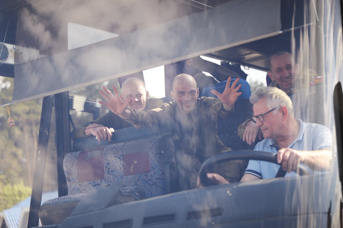 ZelenskyyUa's tweet image. We are bringing our people home. The first stage of the “1000-for-1000” exchange agreement has been carried out. This agreement was reached during the meeting in Türkiye, and it is crucial to implement it in full.

Today – 390 people. On Saturday and Sunday, we expect the…