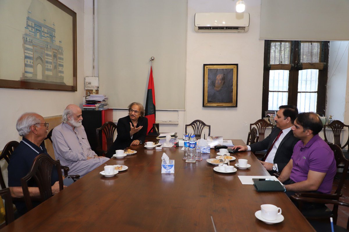 Executive Director Alhamra Arts Council, Syed Tauqeer Haider Kazmi, along with his team, paid an official visit to the National College of Arts. They were warmly received by Vice Chancellor, Prof. Dr. Murtaza Jafri.